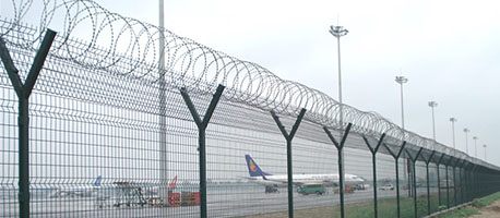 airport fencing with v arm